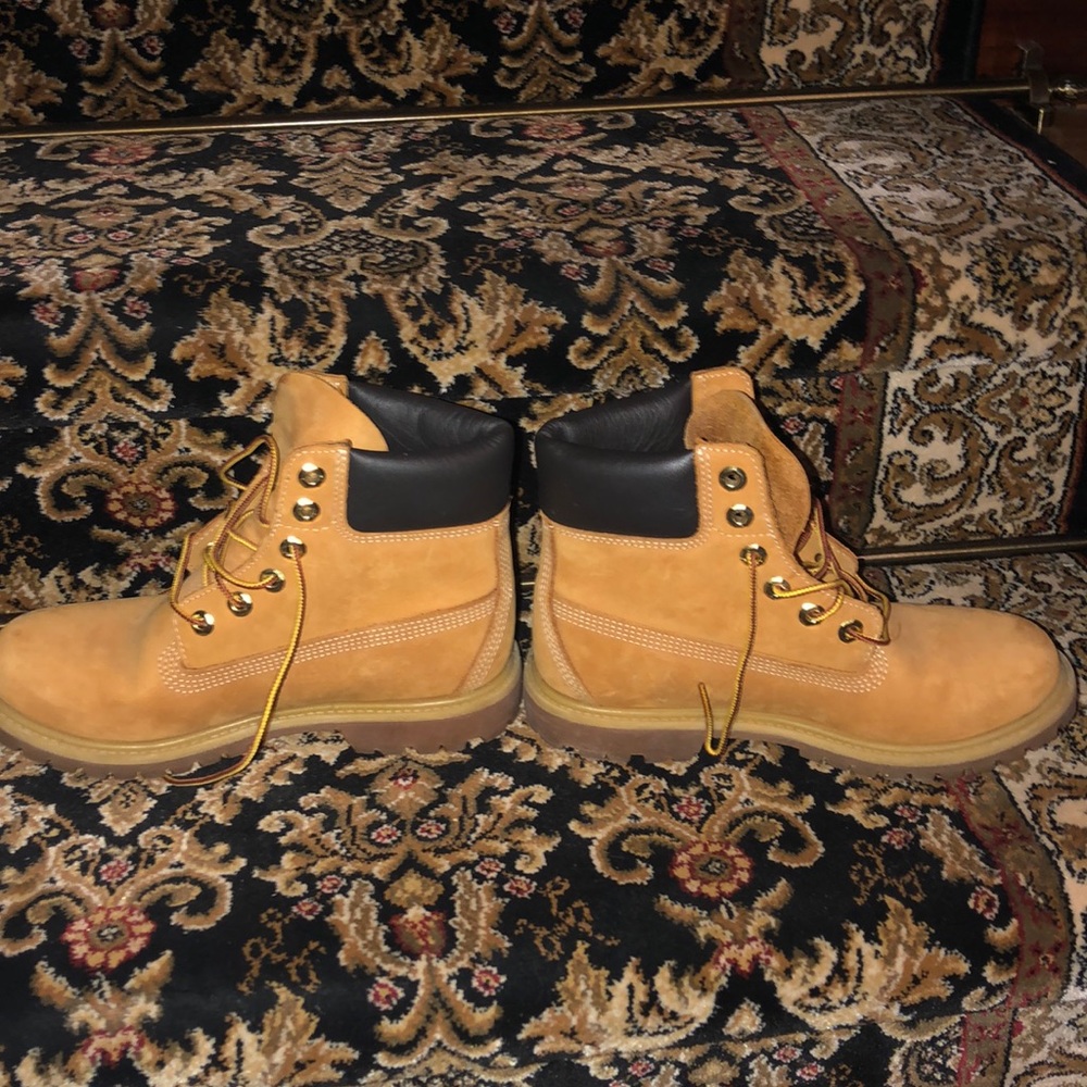 Women’s size 7 timberlands ONLY Worn once!